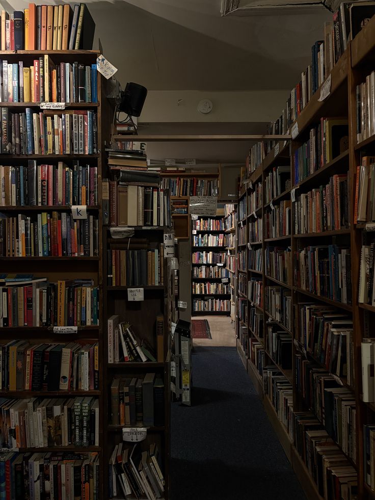 Rayonnages de la bibliothèque ULC